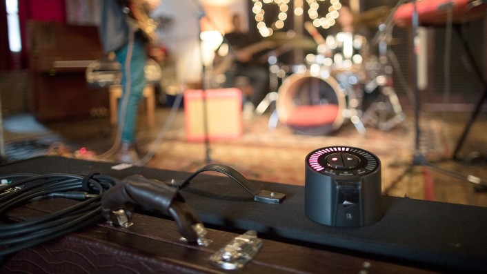 This Little Wireless Gadget Turns Your iPhone Into A DIY Recording Studio | DeviceDaily.com