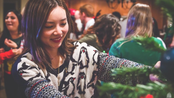 How To Best Organize And Share Those Ugly Sweater And Office Party Pics | DeviceDaily.com