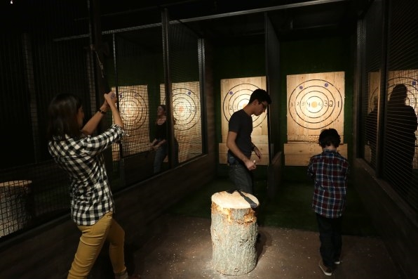 Axe-Throwing Bars: Why Mixing Weapons And Beer Is Surprisingly Good Business | DeviceDaily.com