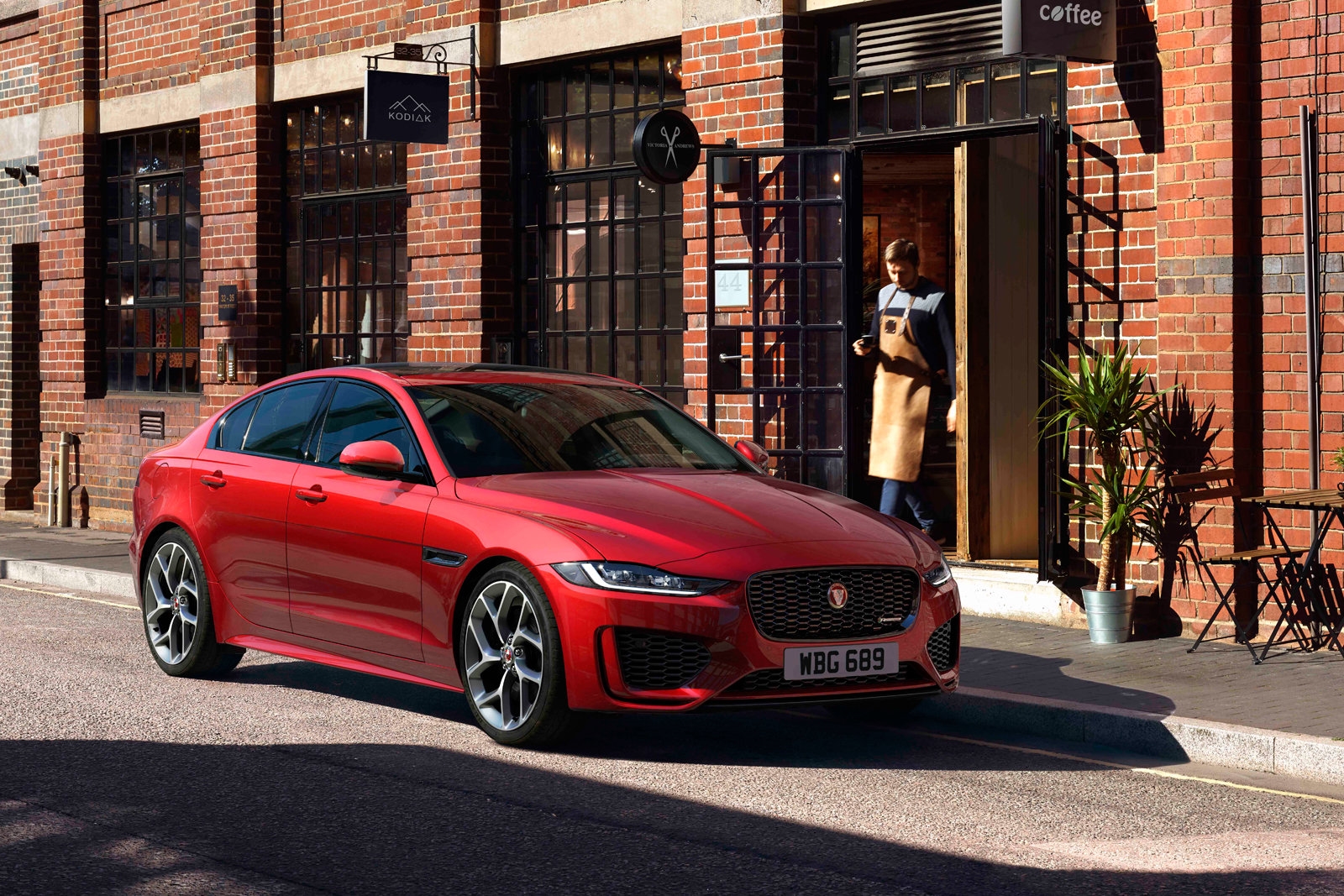 Jaguar's 2020 XE uses AI to help you get comfortable | DeviceDaily.com