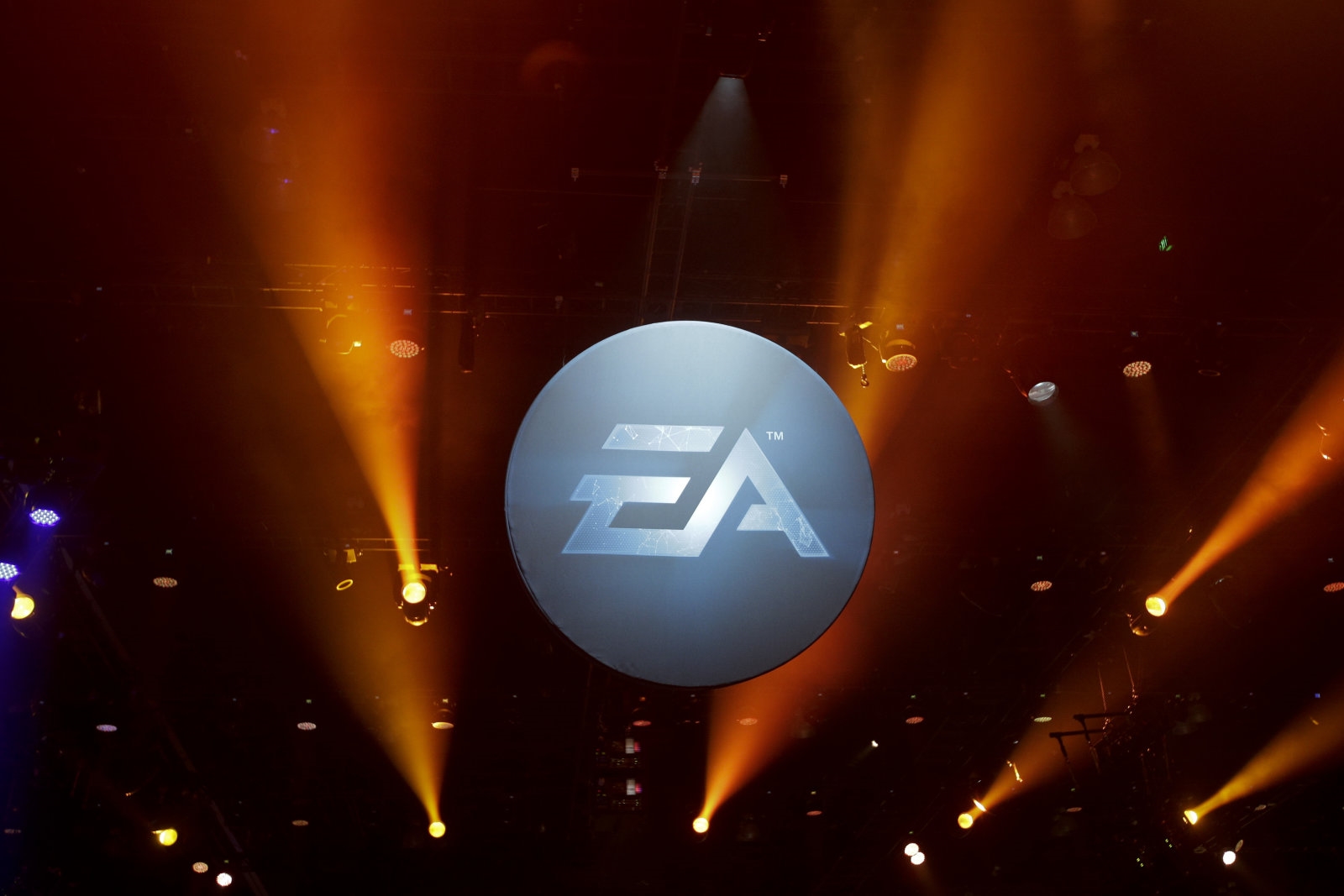 Q electronic. Electronic Arts представляет. Прогнозы на Электроникс Артс. Еа видео.