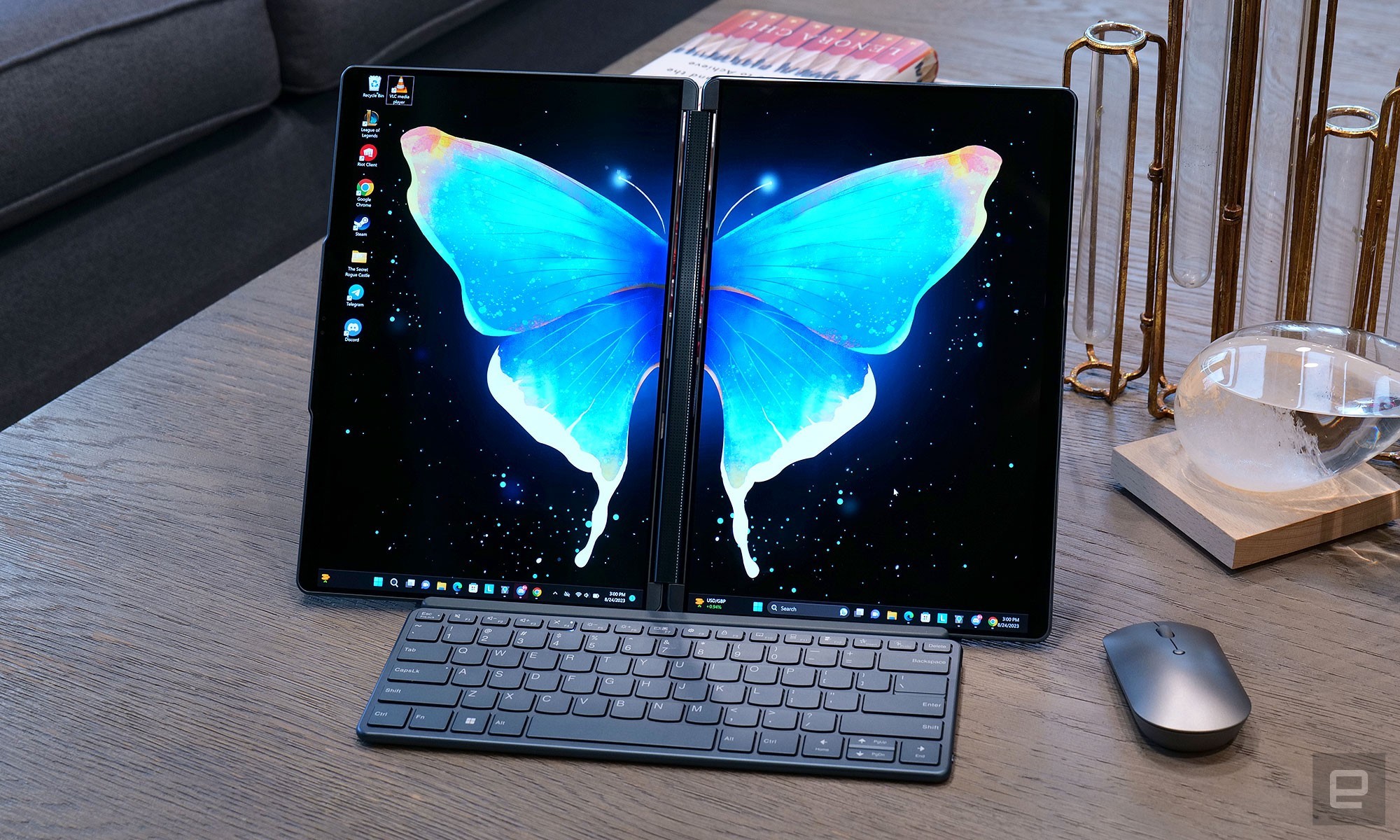 Lenovo Goes Bigger and Bolder with New Dual-Screen Yoga Book 9i and Premium  Consumer Devices that Spotlight Innovation in Unexpected Ways - Lenovo  StoryHub