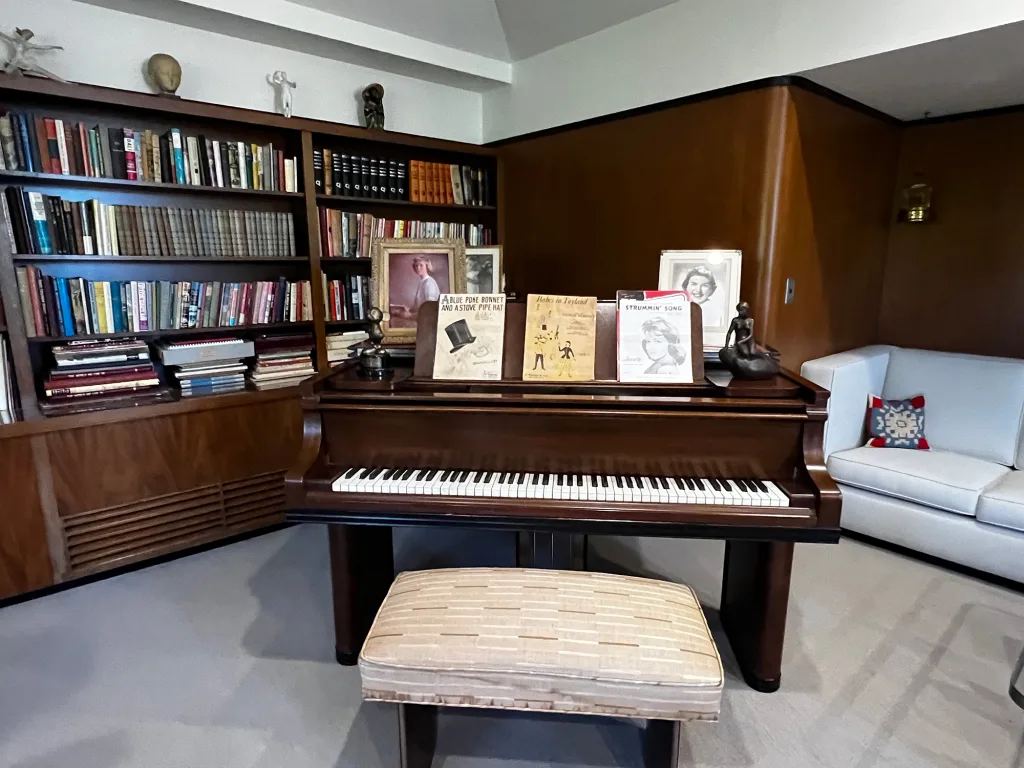 Time stands still: A look inside Walt Disney’s office | DeviceDaily.com