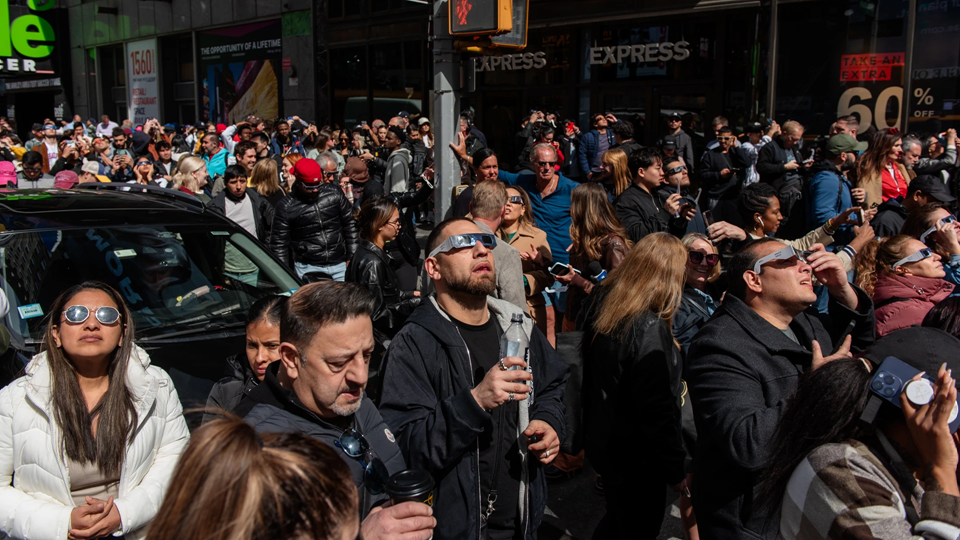 What it was like to watch the 2024 solar eclipse from New York City | DeviceDaily.com