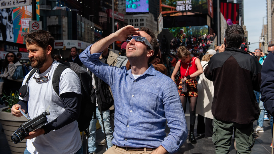 What it was like to watch the 2024 solar eclipse from New York City | DeviceDaily.com