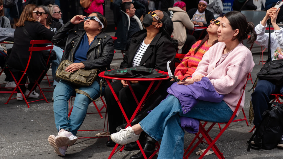 What it was like to watch the 2024 solar eclipse from New York City | DeviceDaily.com