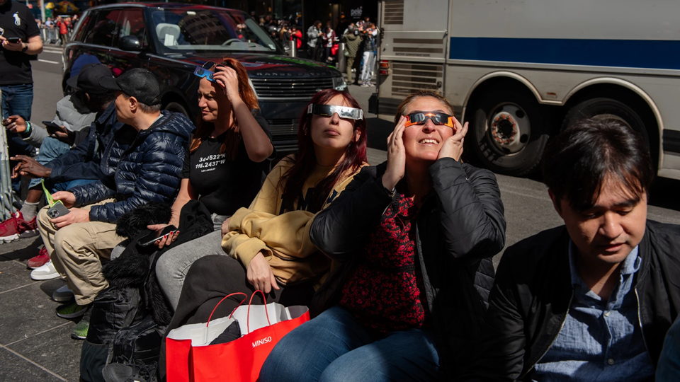 What it was like to watch the 2024 solar eclipse from New York City | DeviceDaily.com