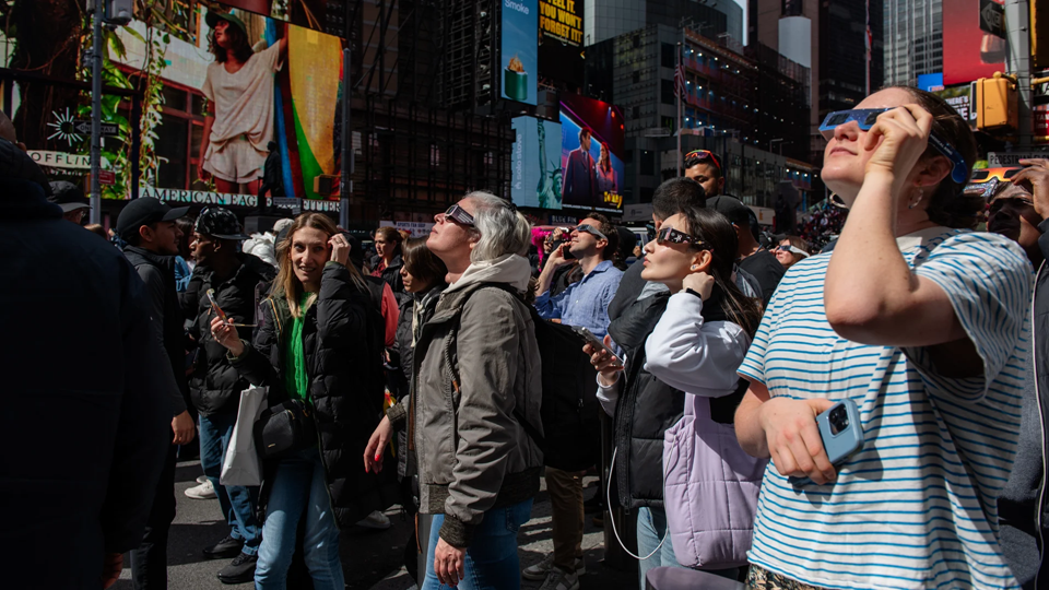 What it was like to watch the 2024 solar eclipse from New York City | DeviceDaily.com