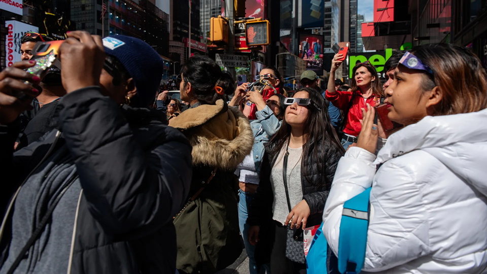 What it was like to watch the 2024 solar eclipse from New York City | DeviceDaily.com