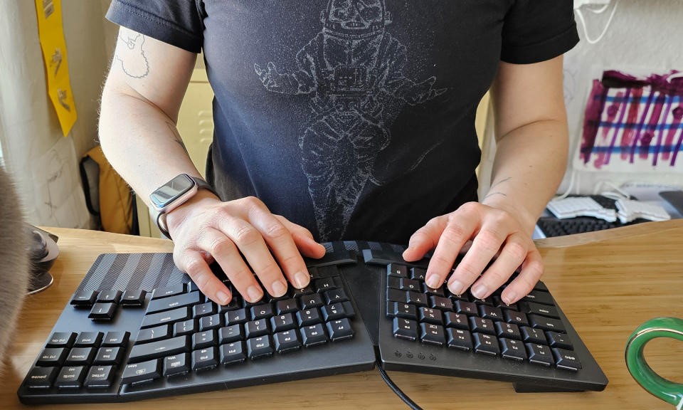 The best ergonomic keyboards for 2024 | DeviceDaily.com