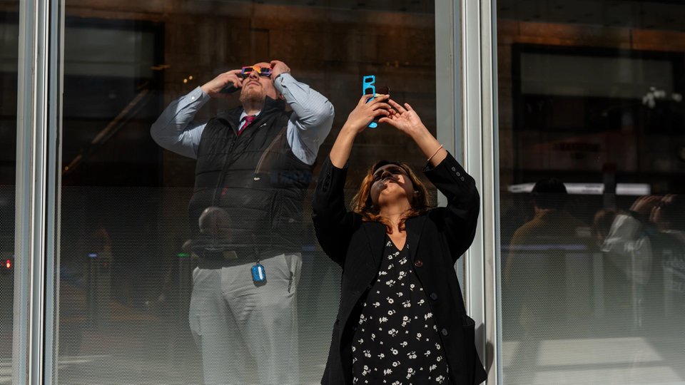 What it was like to watch the 2024 solar eclipse from New York City | DeviceDaily.com