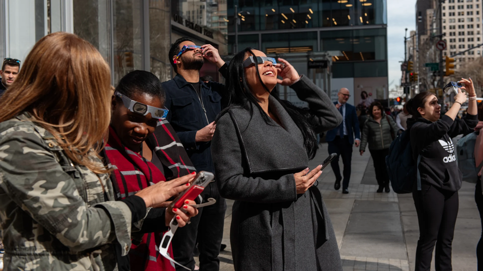 What it was like to watch the 2024 solar eclipse from New York City | DeviceDaily.com