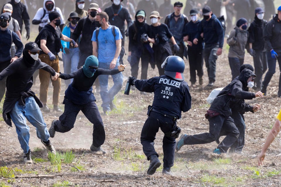 Climate protestors clash with police outside Tesla’s German gigafactory | DeviceDaily.com