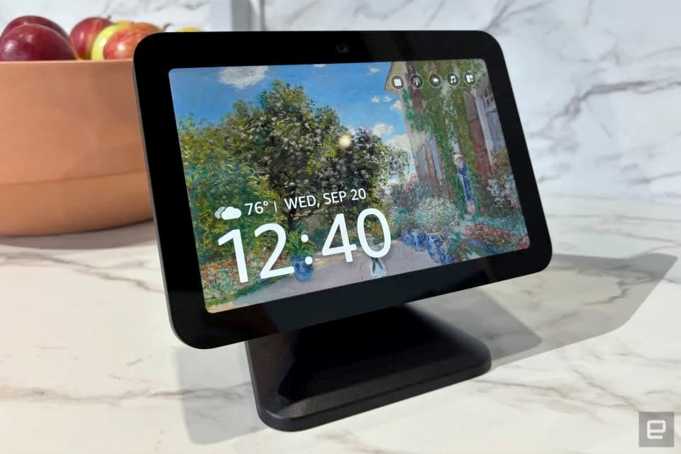 The 2023 Echo Show 8 is on sale for $100 right now | DeviceDaily.com