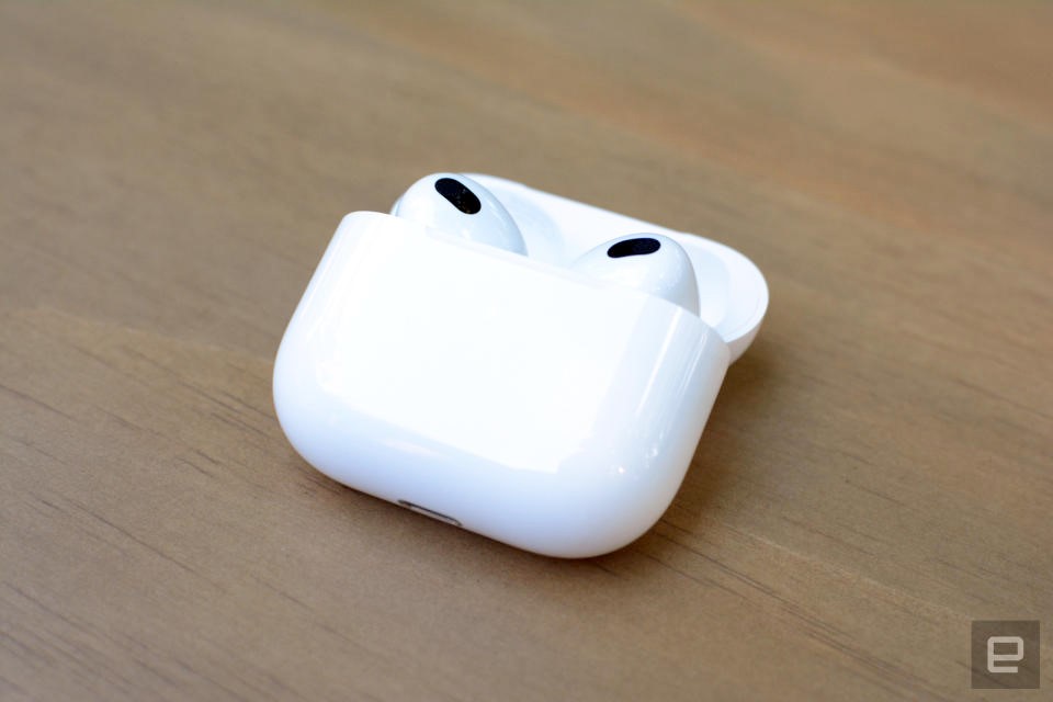 Apple’s third-gen AirPods are back on sale for $140 | DeviceDaily.com