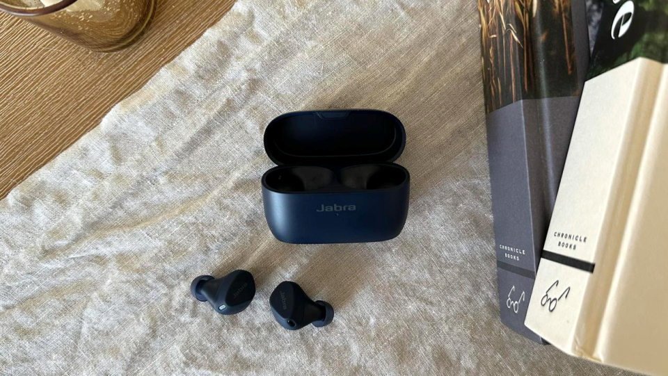 One of our favorite pairs of wireless earbuds for running is on sale for only $78 | DeviceDaily.com