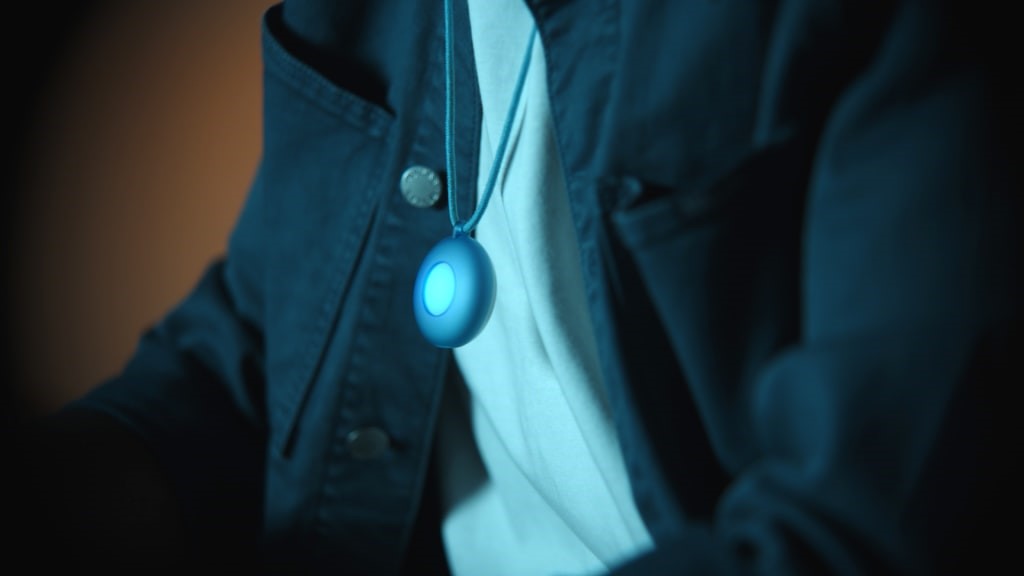 This always-listening AI necklace wants to be your new best friend | DeviceDaily.com