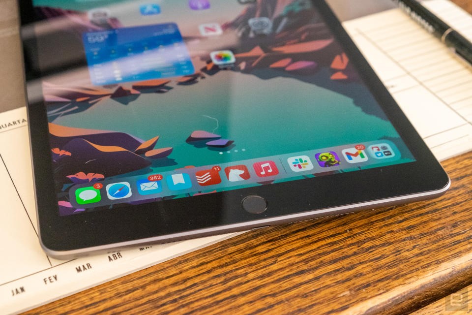 Apple's 9th-gen iPad is on sale for $229 right now | DeviceDaily.com