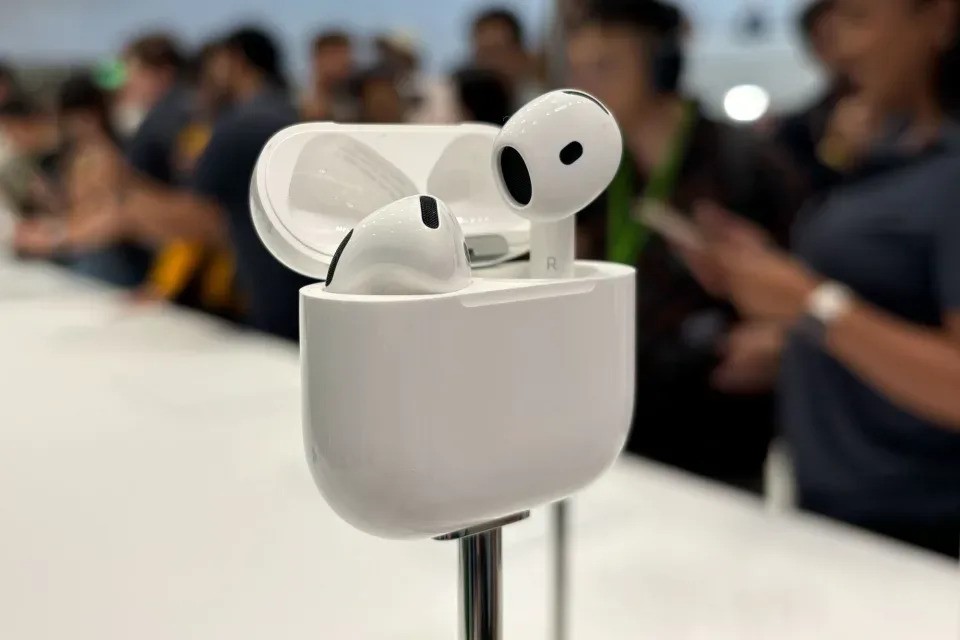 Apple AirPods 4 don't come with a cable to charge them | DeviceDaily.com