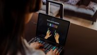 This new device uses computer vision to teach the piano