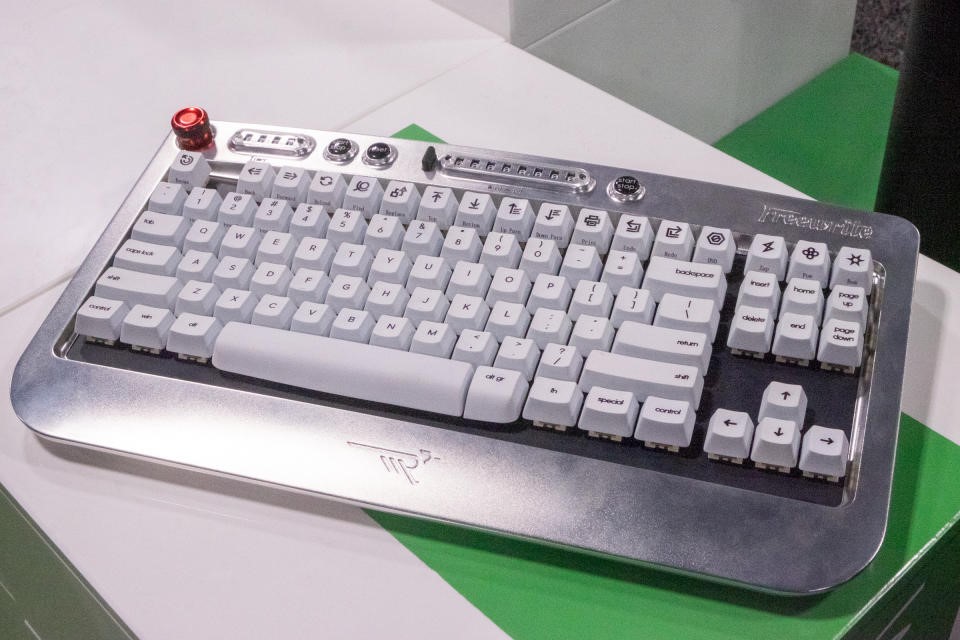 The latest Freewrite device is a fancy mechanical keyboard built with writers in mind | DeviceDaily.com