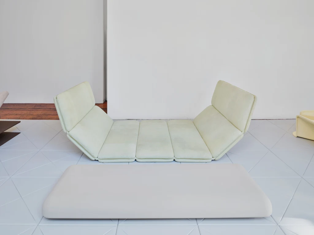 How this oddly shaped couch became the ‘it’ sofa of the music industry, 50 years after it was designed | DeviceDaily.com