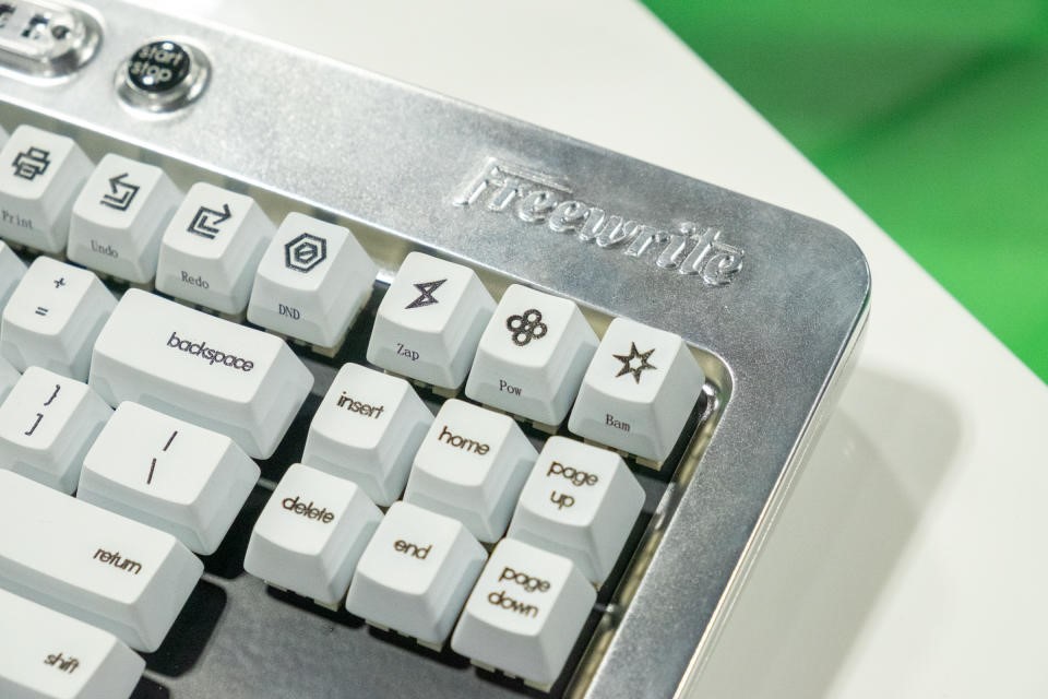 The latest Freewrite device is a fancy mechanical keyboard built with writers in mind | DeviceDaily.com